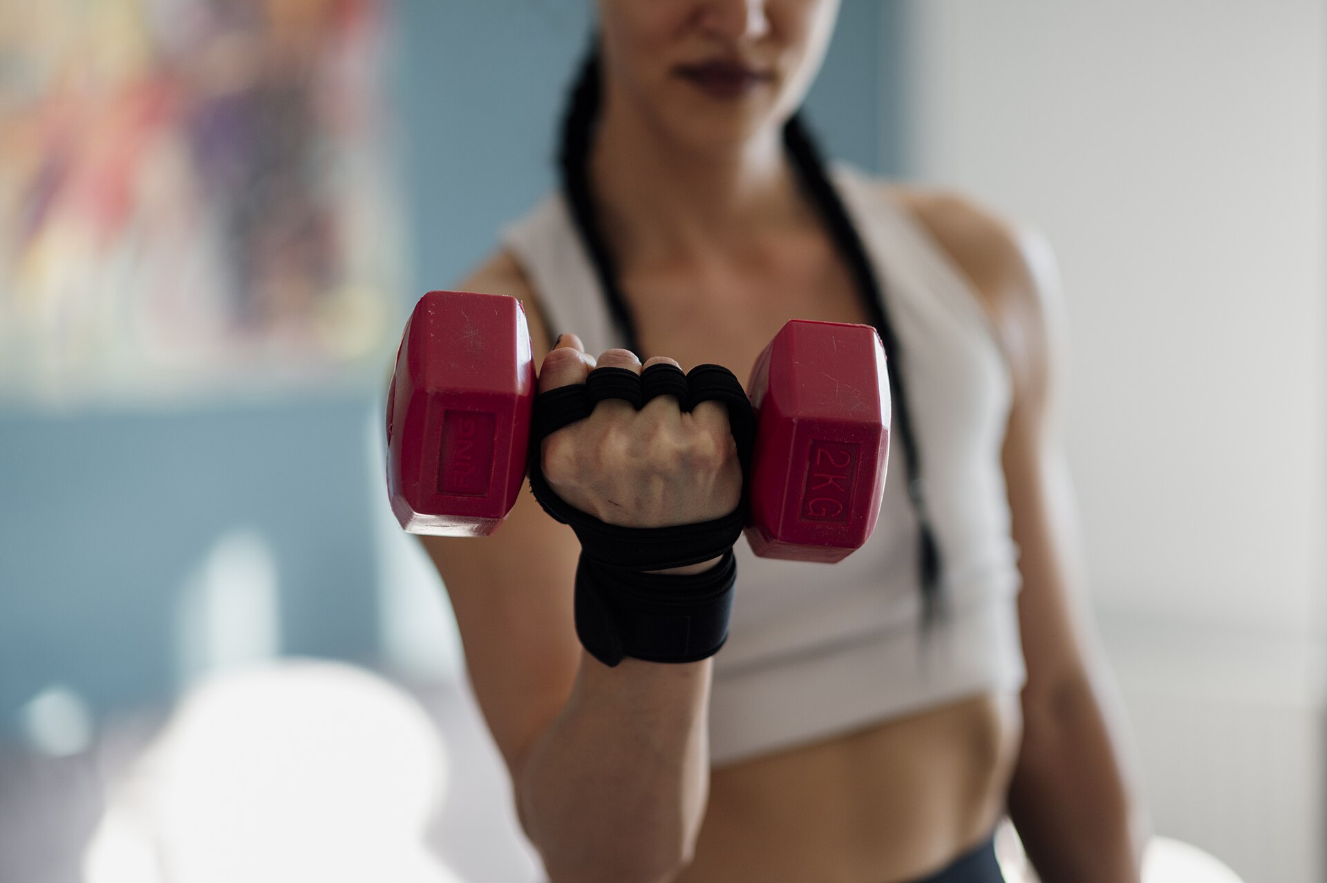 Eine Person hebt während eines Heimtrainings eine Kurzhantel.